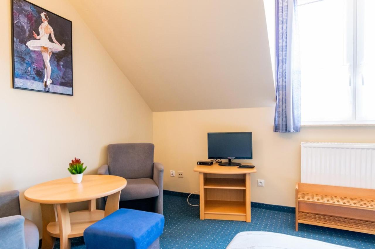Pod Platanem Otel Rowy  Dış mekan fotoğraf